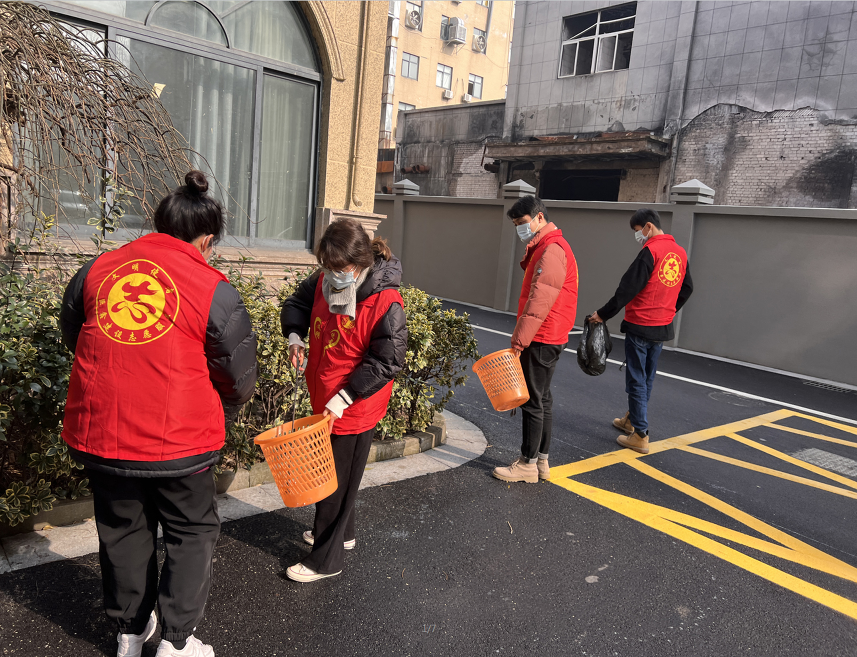 創(chuàng  )建文明城市志愿清掃活動(dòng)