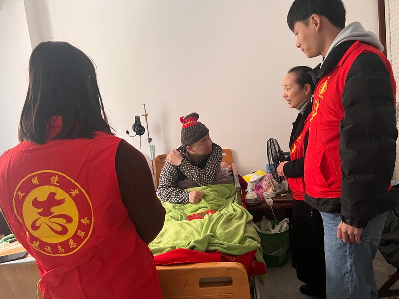 初心如炬·溫暖如陽(yáng)——節前走訪(fǎng)慰問(wèn)貧困戶(hù)